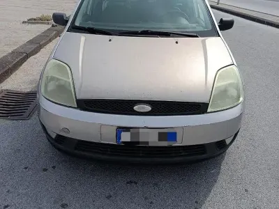 Usata Ford Fiesta 68 CV (50 kW) 2003 Grigio Utilitaria