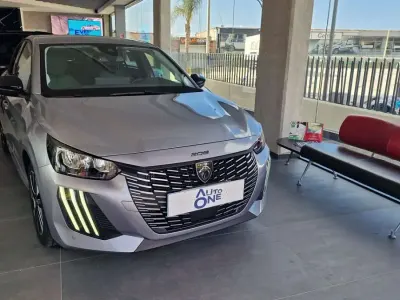Usata Peugeot 208 Allure 101 CV (74 kW) 2025 Grigio Utilitaria