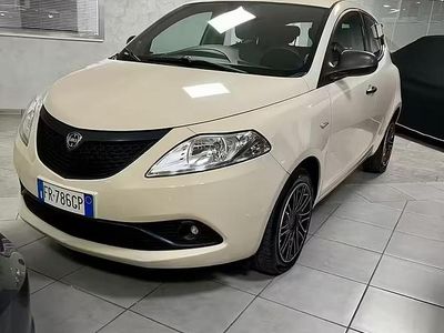 Usado Lancia Ypsilon 69 CV (50 kW) 2018 Beige Utilitario