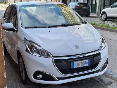 Usata Peugeot 208 Active 82 CV (60 kW) 2017 Bianco Utilitaria