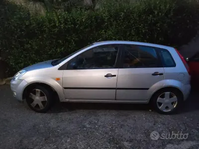 Usata Ford Fiesta 68 CV (50 kW) 2004 Grigio Utilitaria