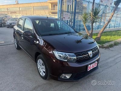 Usata Dacia Sandero 75 CV (55 kW) 2017 Viola Berlina