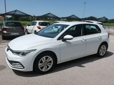Usata VW Golf VIII Life 116 CV (85 kW) 2022 Bianco pastello Berlina