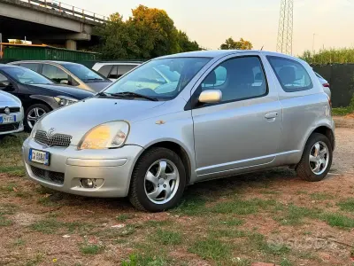 Usata Toyota Yaris 65 CV (47 kW) 2005 Grigio Berlina