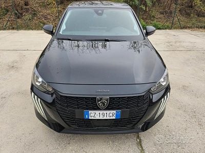 Begagnad Peugeot 208 Allure 101 HK (74 kW) 2025 Svart Halvkombi