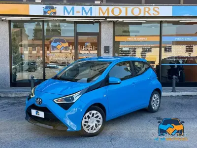 Begagnad Toyota Aygo X-play 72 HK (52 kW) 2019 Blå Halvkombi