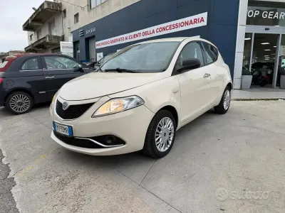 Usado Lancia Ypsilon 95 HP (69 kW) 2018 Bege Citadino