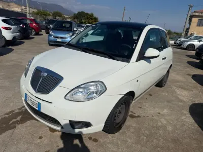 Usado Lancia Ypsilon 75 HP (55 kW) 2011 Cinzento Citadino
