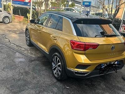 Usata VW T-Roc Style 150 CV (110 kW) 2019 Oro SUV