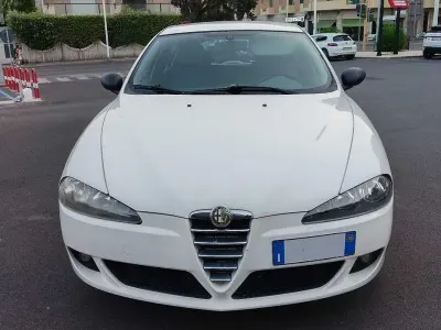 Usata Alfa Romeo 147 105 CV (77 kW) 2006 Bianco Utilitaria