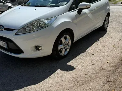 Usata Ford Fiesta 97 CV (71 kW) 2010 Bianco Berlina
