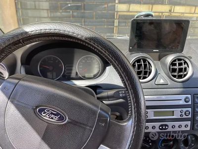 Usata Ford Fiesta 68 CV (50 kW) 2004 Nero Utilitaria
