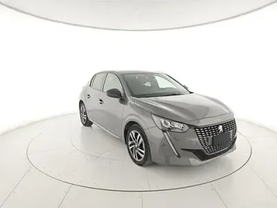 Usata Peugeot 208 Allure 101 CV (74 kW) 2023 Argento Utilitaria