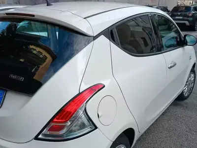 Usata Lancia Ypsilon Gold 69 CV (50 kW) 2017 Bianco Utilitaria