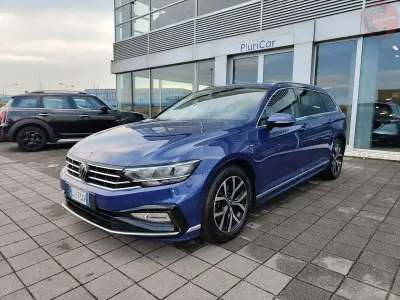 Usata VW Passat R-line 150 CV (110 kW) 2022 Blu/azzurro Station wagon