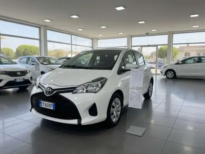 Usata Toyota Yaris Cool 69 CV (50 kW) 2015 Bianco Utilitaria
