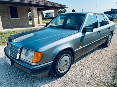 Usata Mercedes 200 122 CV (89 kW) 1992 Grigio Berlina