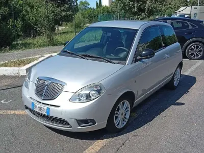Usata Lancia Ypsilon 75 CV (55 kW) 2013 Argento Utilitaria