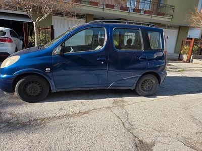 Usata Toyota Yaris 86 CV (63 kW) 2001 Blu Station wagon