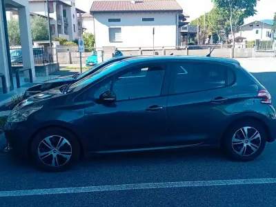 Usata Peugeot 208 95 CV (69 kW) 2015 Utilitaria