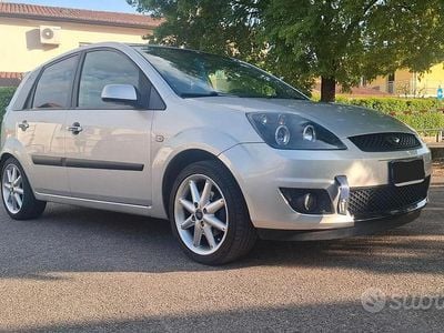 Usata Ford Fiesta Titanium 68 CV (50 kW) 2007 Grigio Utilitaria