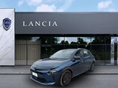 Usata Lancia Ypsilon 100 CV (73 kW) 2024 Blu/ tetto nero metallizzato Utilitaria
