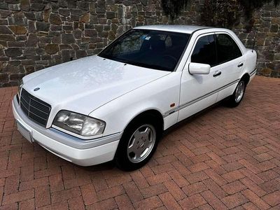 Usata Mercedes C180 Elegance 122 CV (89 kW) 1994 Bianco Berlina