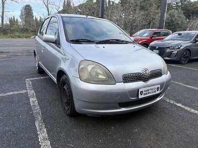 Usata Toyota Yaris Sol 68 CV (50 kW) 2001 Argento Berlina