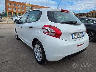 Usata Peugeot 208 68 CV (50 kW) 2014 Bianco Utilitaria