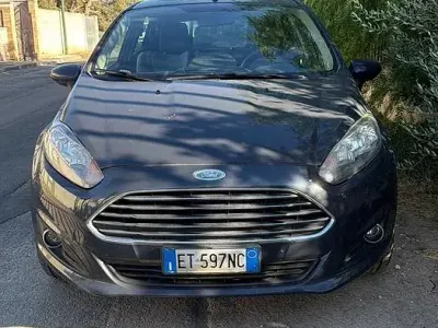 Usata Ford Fiesta 75 CV (55 kW) 2013 Grigio Berlina