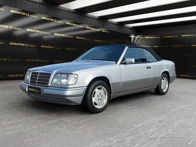 Usata Mercedes E200 136 CV (100 kW) 1995 Grigio Cabrio