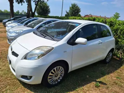 Usata Toyota Yaris Sol 99 CV (72 kW) 2011 Bianco spino Utilitaria