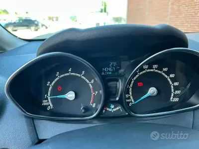 Usata Ford Fiesta 100 CV (73 kW) 2015 Nero Utilitaria