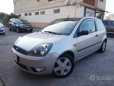 Usata Ford Fiesta Zetec 68 CV (50 kW) 2003 Grigio Utilitaria