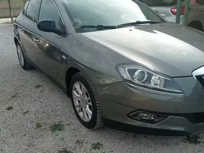Usata Lancia Delta Silver 120 CV (88 kW) 2011 Marrone Utilitaria