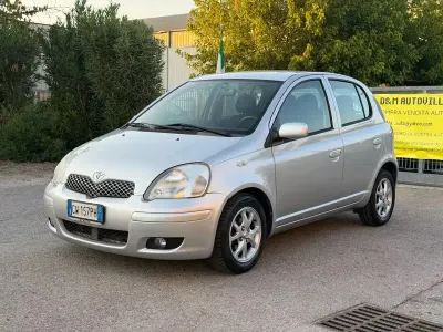 Usata Toyota Yaris Sol 87 CV (63 kW) 2004 Argento Berlina