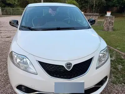 Usata Lancia Ypsilon Gold 69 CV (50 kW) 2016 Bianco Utilitaria
