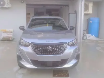 Usata Peugeot 2008 Allure 131 CV (96 kW) 2023 Grigio SUV