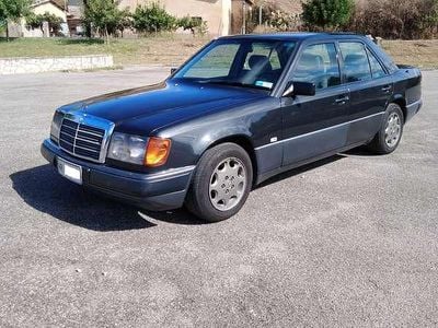 Usata Mercedes E250 126 CV (92 kW) 1992 Nero Berlina