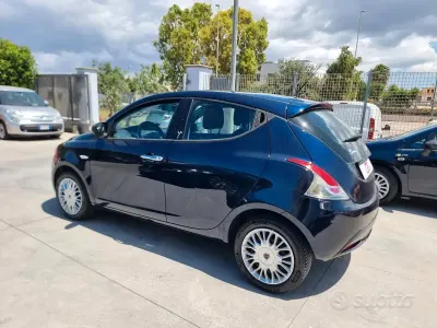 Usata Lancia Ypsilon Gold 69 CV (50 kW) 2016 Bluazzurro Utilitaria