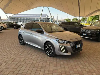 Usata Peugeot 208 Allure 101 CV (74 kW) 2025 Grigio Utilitaria
