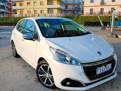 Usata 2017 Peugeot 208 Allure Utilitaria | 8499 € (Buon prezzo)