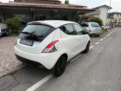 Gebraucht Lancia Ypsilon Gold 69 PS (50 kW) 2014 Weiß Kleinwagen