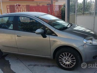 Grigio Usata 2010 Fiat Grande Punto Utilitaria | 3800 € (Buon prezzo)
