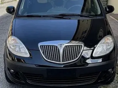Begagnad Lancia Musa 101 HK (74 kW) 2007 Svart Minibuss