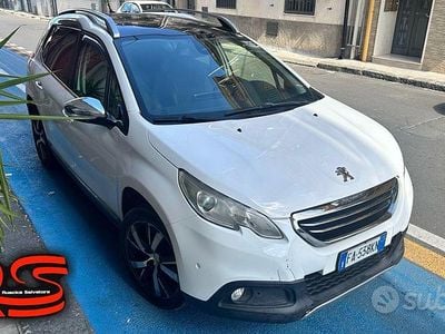 Usata Peugeot 2008 Allure 100 CV (73 kW) 2015 Bianco SUV