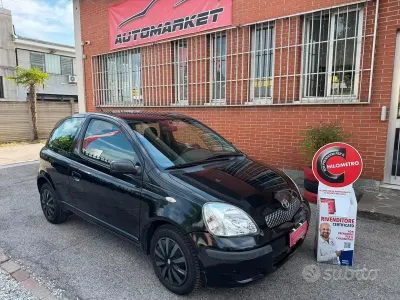 Usata Toyota Yaris 75 CV (55 kW) 2004 Nero Berlina
