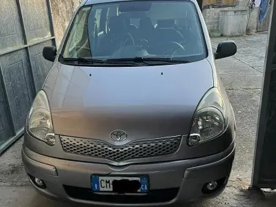 Usata Toyota Yaris Verso 75 CV (55 kW) 2004 Grigio Monovolume