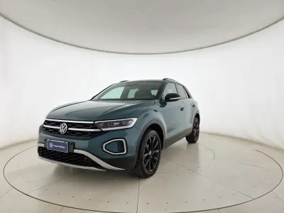 Usata VW T-Roc Style 150 CV (110 kW) 2023 Petroleum blue metallizzato nero SUV