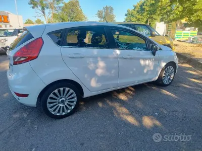 Usata Ford Fiesta 68 CV (50 kW) 2009 Bianco Berlina